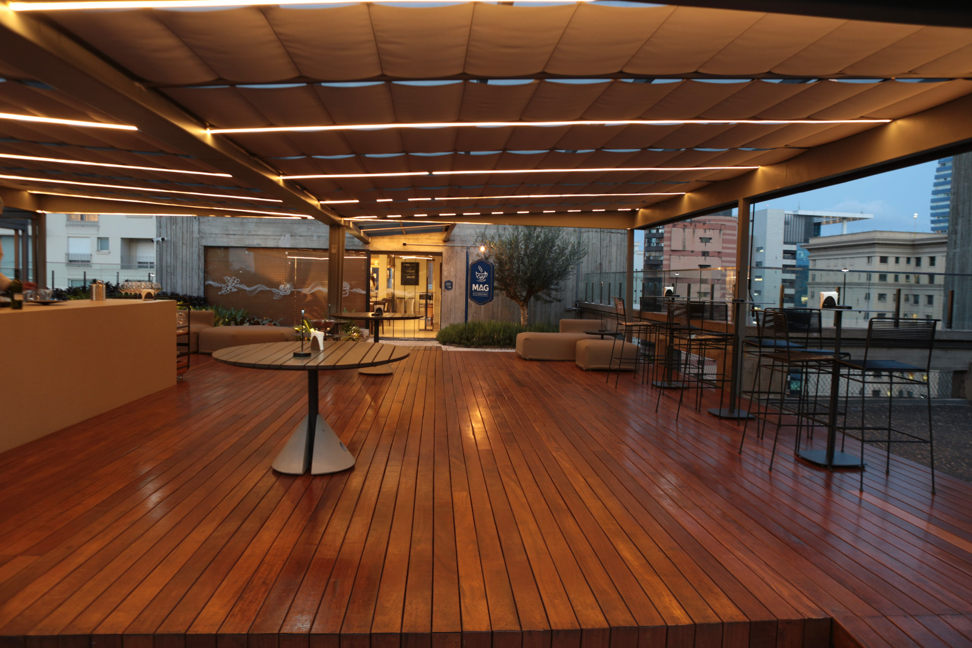 Deck externo do Espaço Mag Le Cordon Bleu ao entardecer