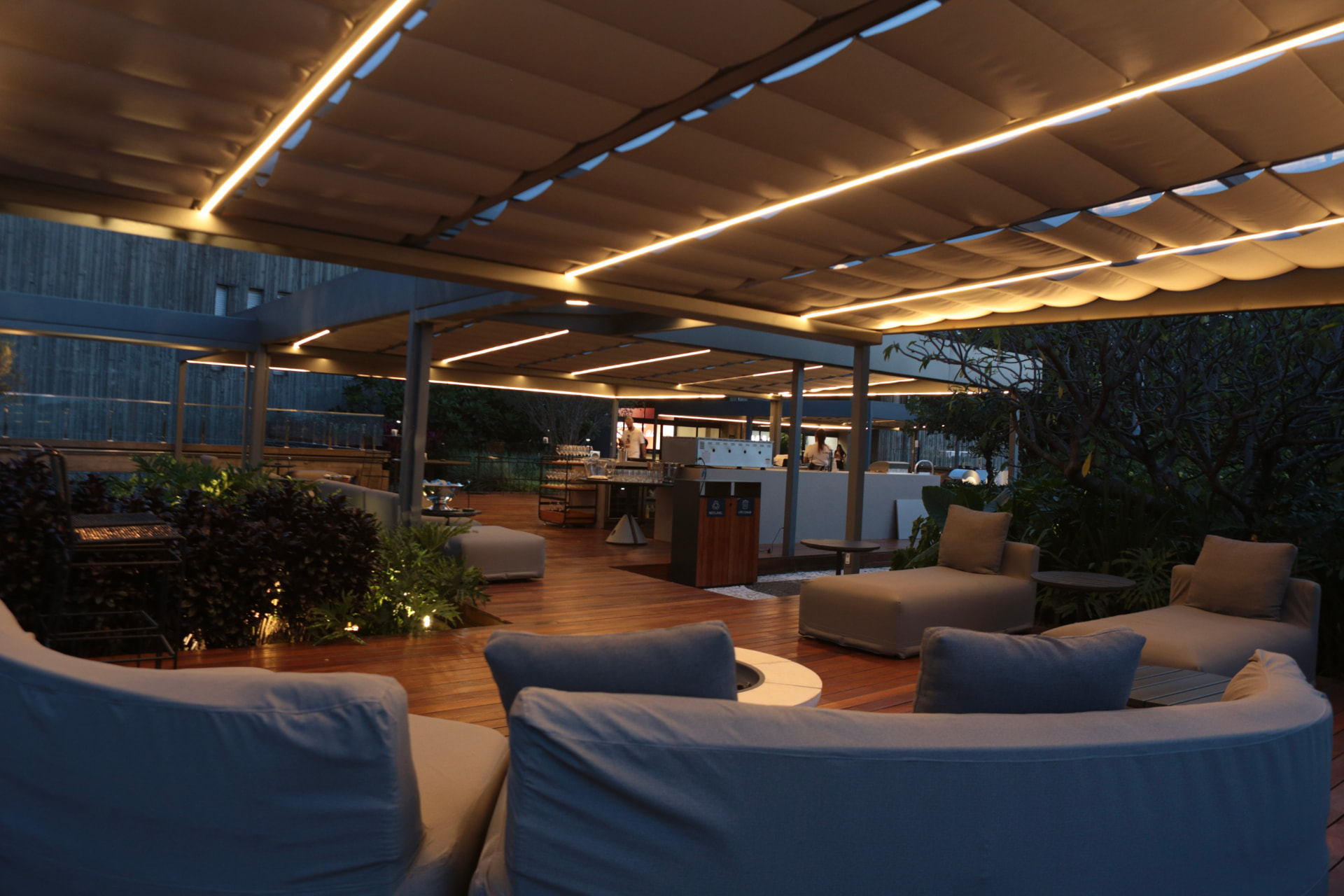 Lounge com poltronas e jardim no Espaço Mag Le Cordon Bleu